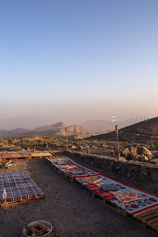 在Ras al Khaimah Jebel Jais的山顶营地，有篝火坑和垫子